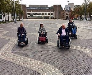 politici in rolstoel op Markt