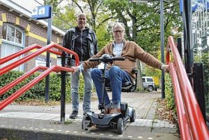 Fedde Makkinga in rolstoel op station Wolfheze