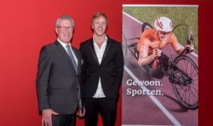 gedeputeerde Jan Markink en sporter en ambassadeur Paul Toes bij poster