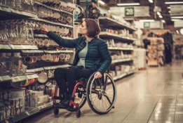 vrouw in rolstoel in winkel