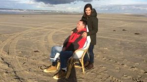 vrouw en man in stoel op strand