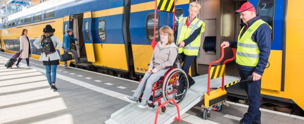 rolstoeler komt uit trein