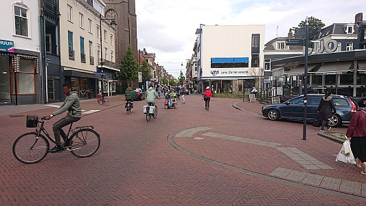 weg zonder markering met van alle kanten verkeer