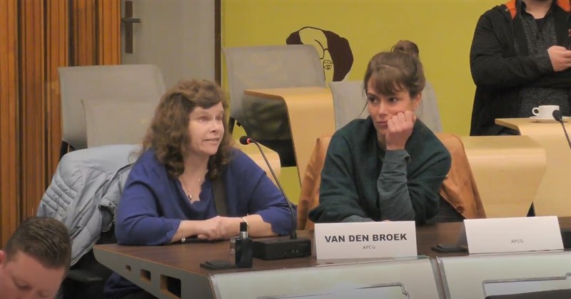 Marjolein van den Broek in de gemeenteraad met naast haar Apcg bureaumedewerker Anne Stomph