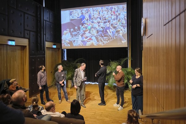 Foto van het podium, met Vincent Bijlo, en enkele organisatoren van evenementen