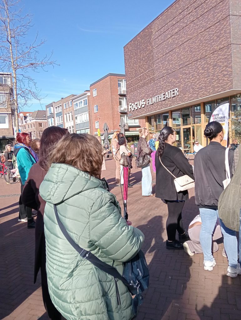 toehoorders bij de demonstratie