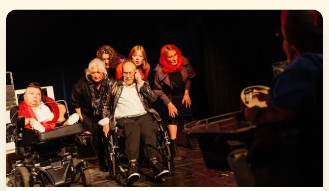 voorstelling met 2 mensen in rolstoel op het podium