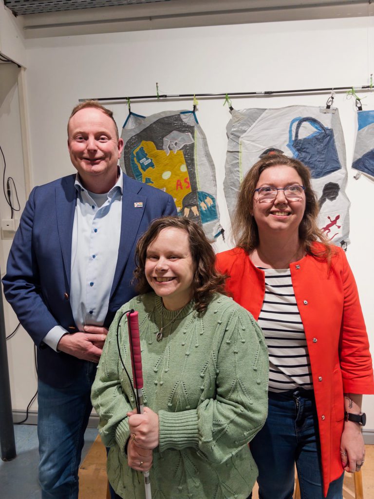 wethouder inclusie Maurits van der Geijn met Marjolein van den Broek en Malou Thijssen van het Apcg