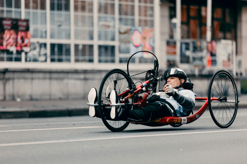 man op handbike