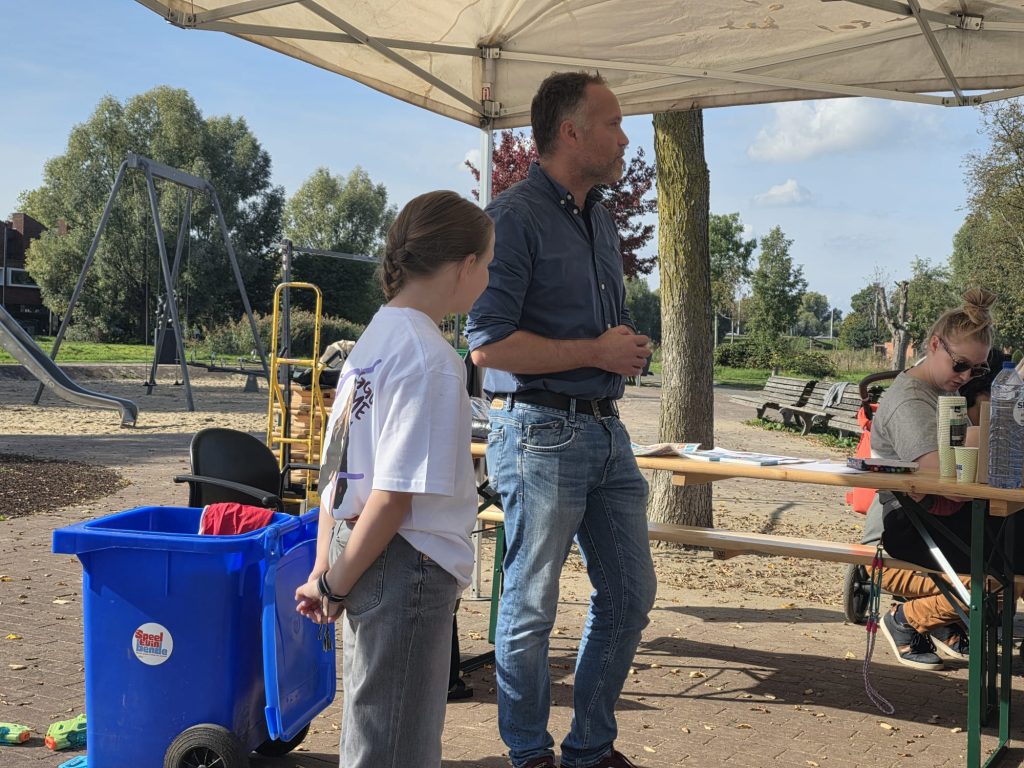 Gesprek wethouder en Jasmijn: Wethouder Maarten van den Bos in gesprek met kinderambassadeur Jasmijn tijdens de samenspeelmiddag.
