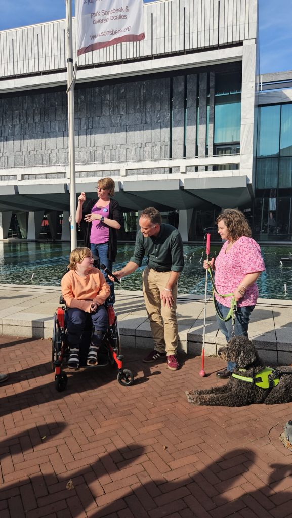 Marjolein, Tibbe en wethouder bij de vlag: Wethouder Maarten van den Bos interviewt Kinderambassadeur Tibbe in het bijzijn van Apcg-voorzitter Marjolein van den Broek.