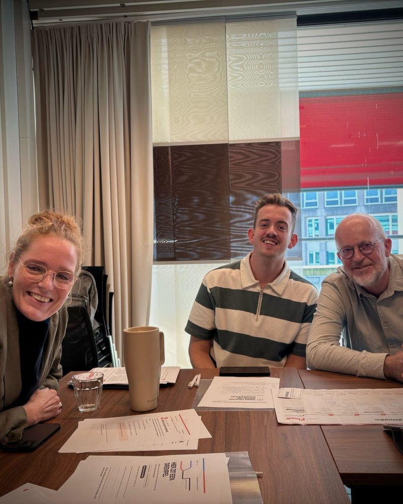 De Reis van de Inwoner: Raadsleden overleggen vrolijk aan tafel tijdens de interactieve workshop De Reis van de Inwoner.