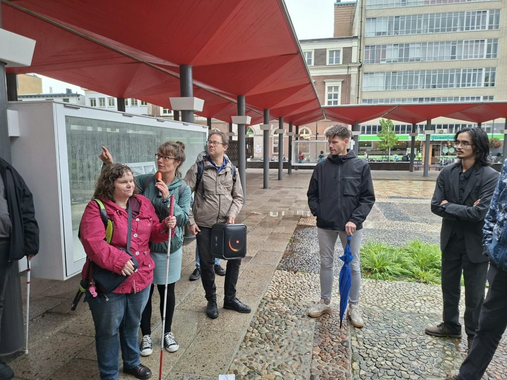 Stadswandeling (groep): Een groep bezoekers luistert naar Apcg-voorzitter Marjolein van den Broek tijdens de stadswandeling in Arnhem. 

