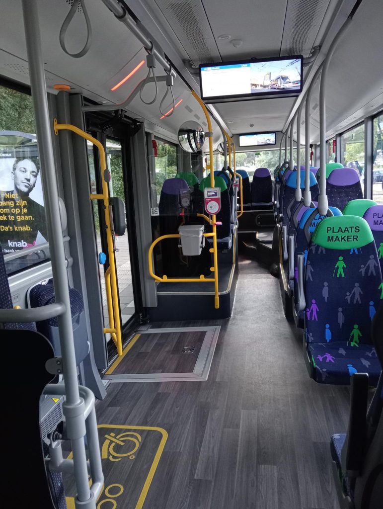 Foto interieur nieuwe bus met één gemarkeerde rolstoelplek